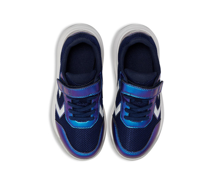 Paire de baskets en maille bleu marine avec des accents irisés bleu-violet, des semelles blanches, des bandes chevrons blanches sur les côtés et une seule bande velcro sur les lacets bleu marine.