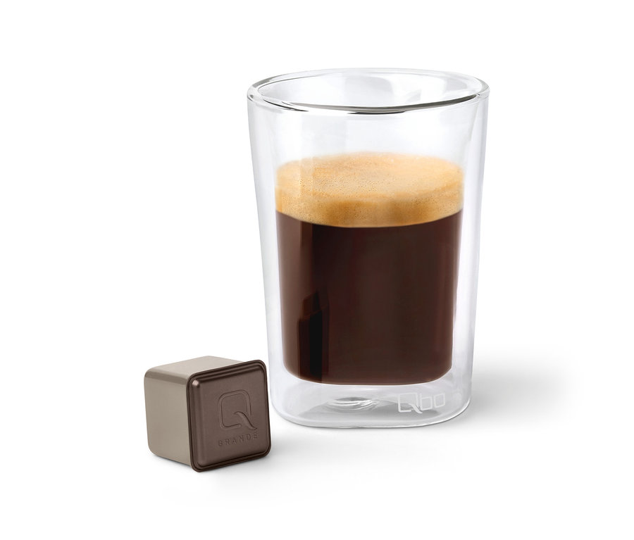 Café dans un verre à côté d'une capsule Qbo Caffè Grande ESPÍRITO SÃO PAULO.