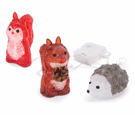 Deux figurines d'écureuils rouges translucides et un hérisson blanc-gris translucide, connectés par de fins fils à un boîtier de piles blanc. Un écureuil tient une pomme de pin.
