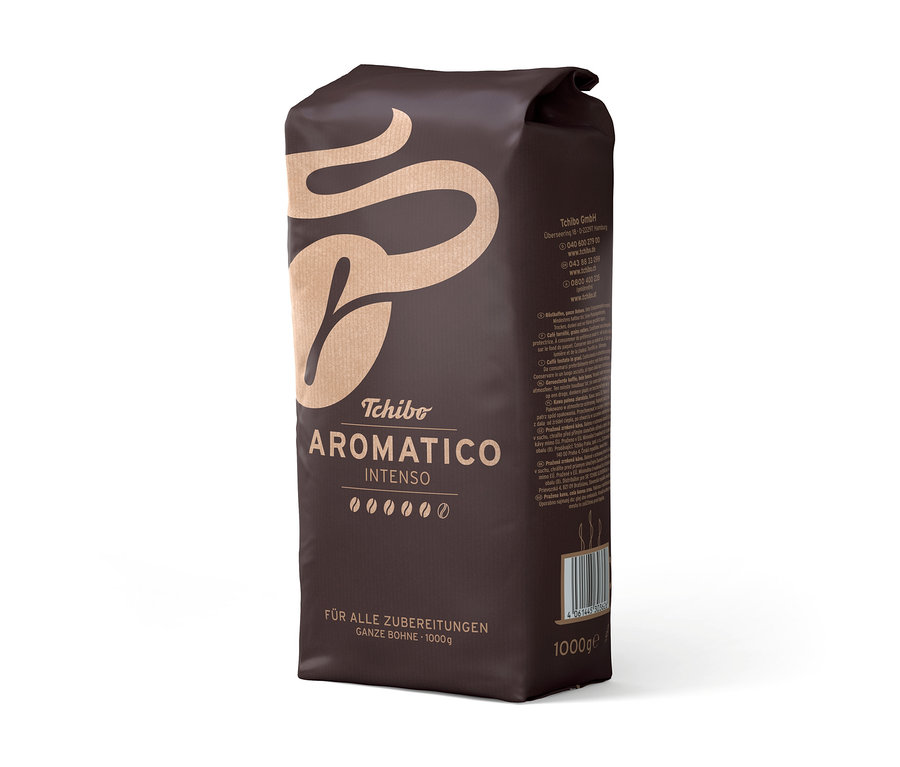 Un paquet marron de café en grains Aromatico Intenso – 1 kg de Tchibo, debout.