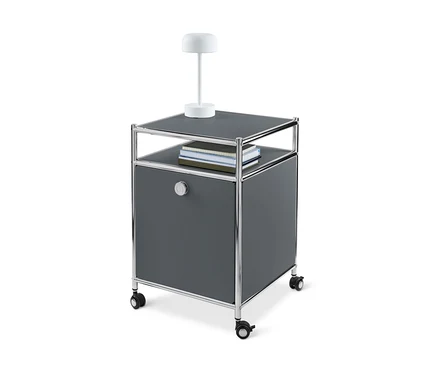 Caisson en métal à roulettes « CN3 » gris avec abattant, lampe et livres.