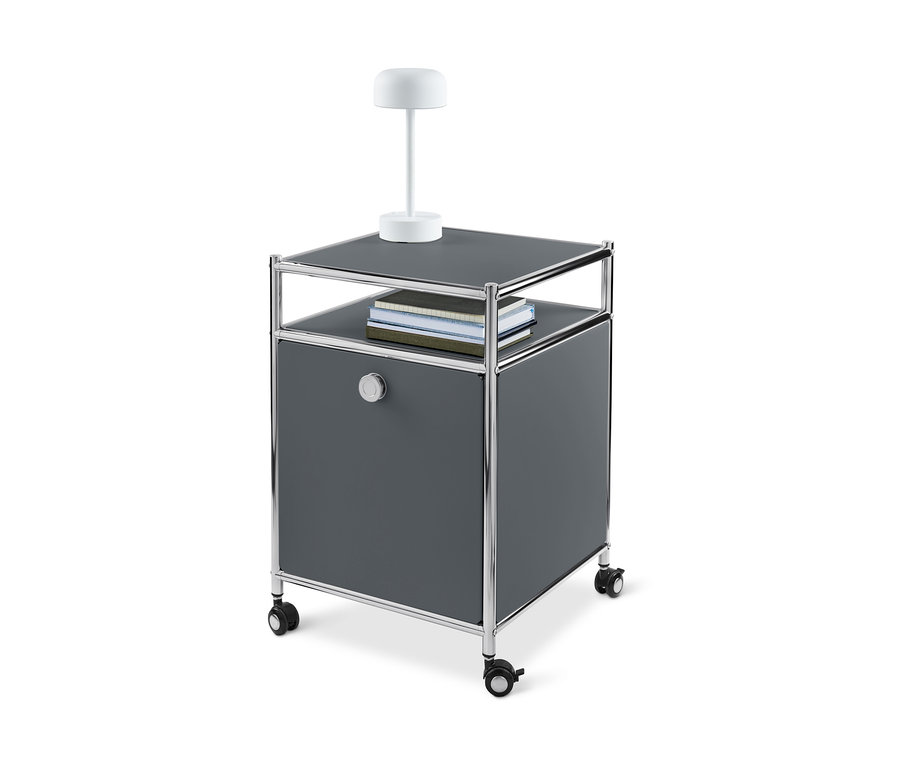 Caisson en métal à roulettes « CN3 » gris avec abattant, lampe et livres.