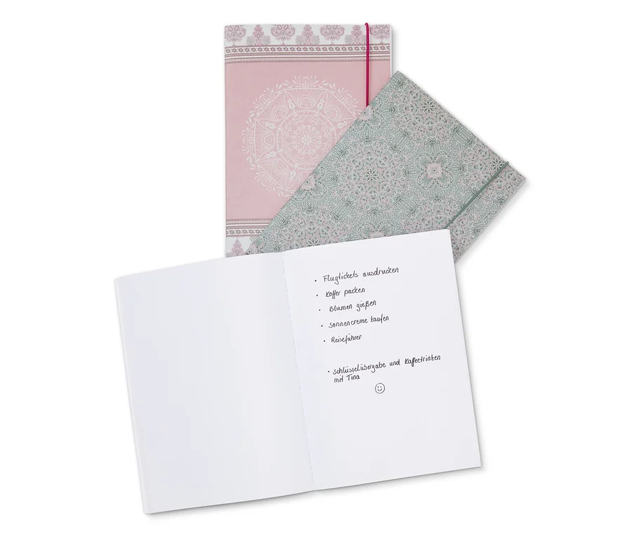 Trois carnets avec différents motifs sont représentés. L'un des carnets est ouvert et montre une liste de choses à faire.