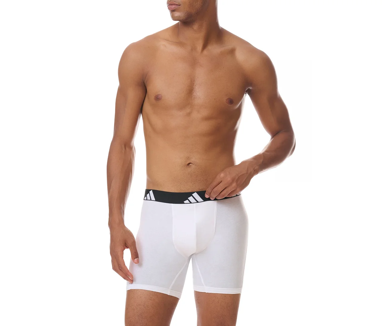 Homme torse nu portant un boxer blanc avec une ceinture noire à logo Adidas, ajustant la ceinture de sa main droite.