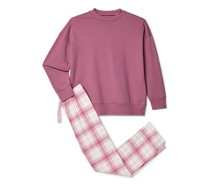 Un ensemble de pyjama deux pièces, composé d'un sweat-shirt rose à manches longues et d'un pantalon à carreaux blancs et roses avec cordon de serrage.