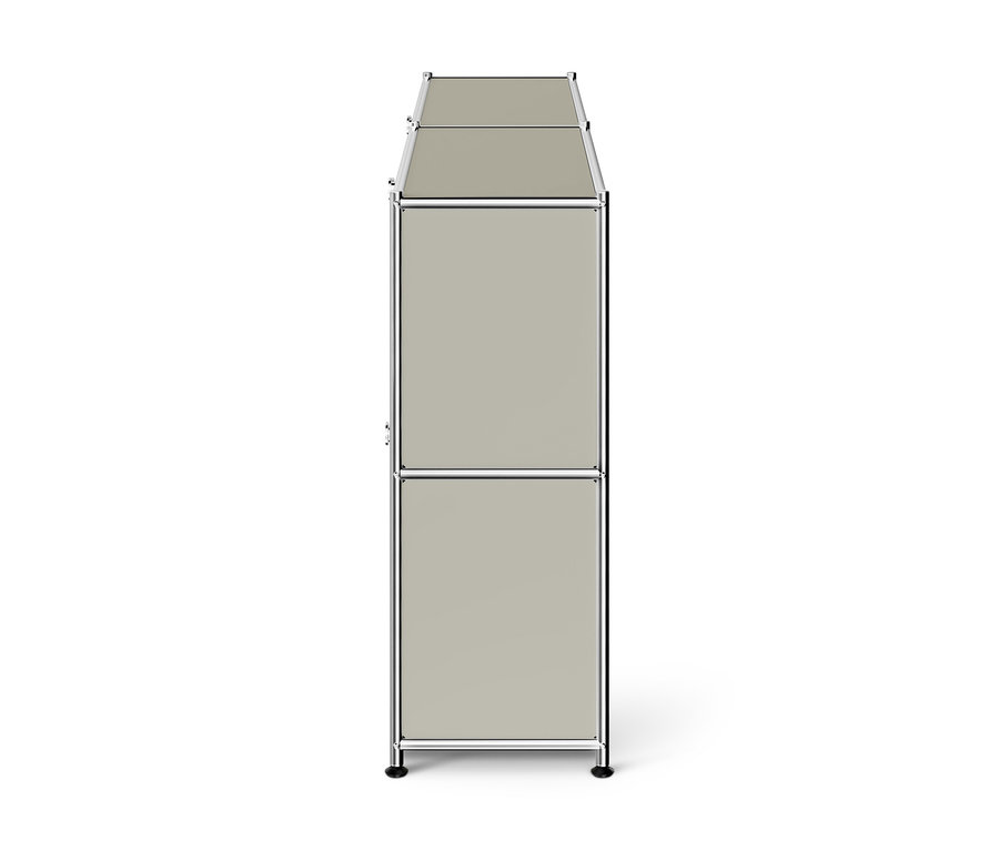 Armoire haute et étroite au design modulaire, avec un cadre en métal chromé et des panneaux gris clair, sur un fond blanc.