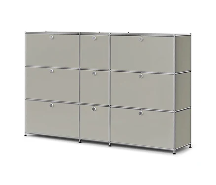 Un meuble de rangement modulaire gris clair avec neuf compartiments, chacun avec une porte et une poignée ronde argentée, encadré par une structure métallique argentée.