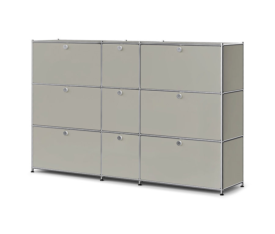 Un meuble de rangement modulaire gris clair avec neuf compartiments, chacun avec une porte et une poignée ronde argentée, encadré par une structure métallique argentée.