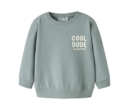 Sweat-shirt pour enfant NAME IT bleu-vert clair avec l'inscription « COOL DUDE ON ADVENTURE » sur le devant.