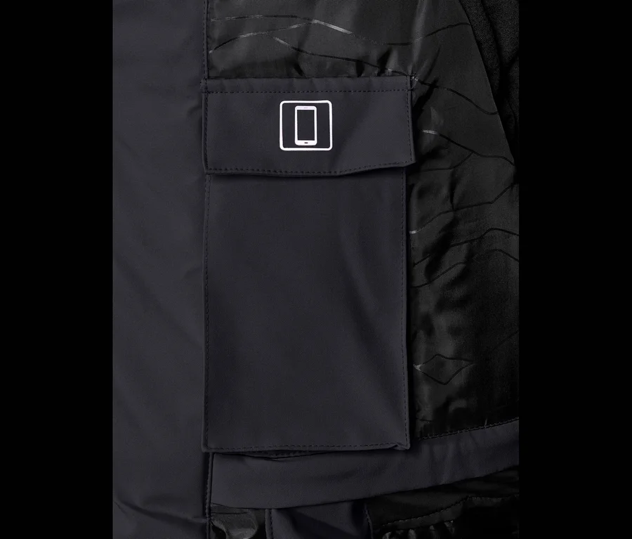 Détail d'une veste de ski noire « High-End » avec poche et icône de téléphone.