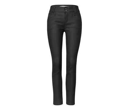 Pantalon Street One noir aspect cuir, avec deux boutons et des poches avant.