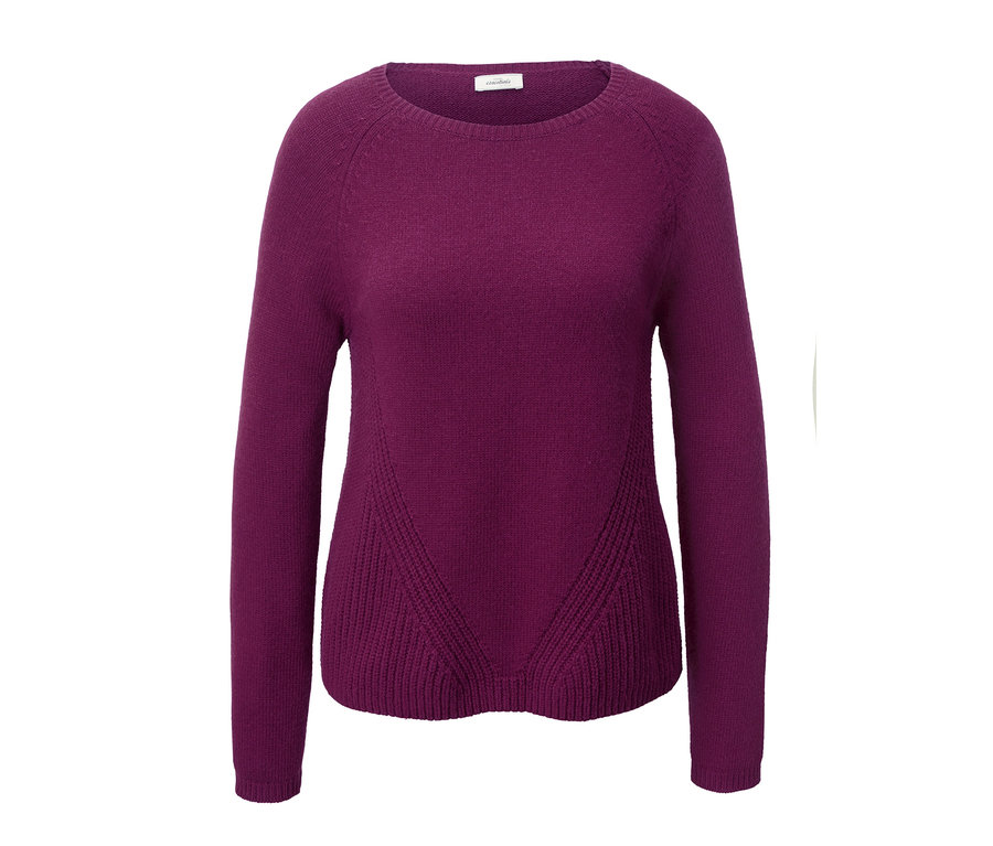 Un pull en maille violet à manches longues.