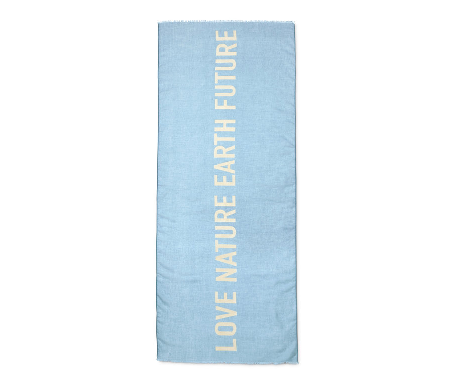 Écharpe tissée bleu clair avec l'inscription "LOVE NATURE EARTH FUTURE".