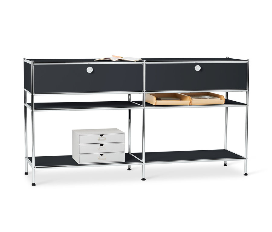 Console en métal noir « CN3 » avec 2 tiroirs et un livre dessus.