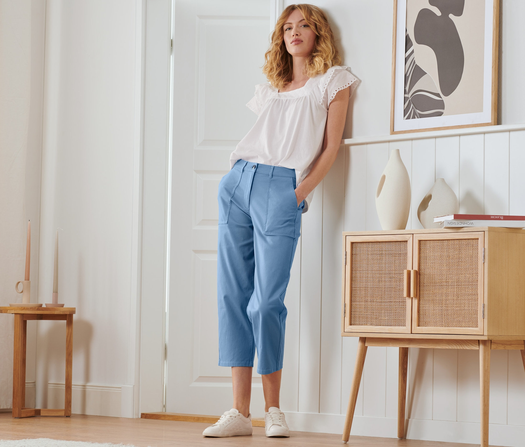Femme posant en chino d'été et chemisier blanc.