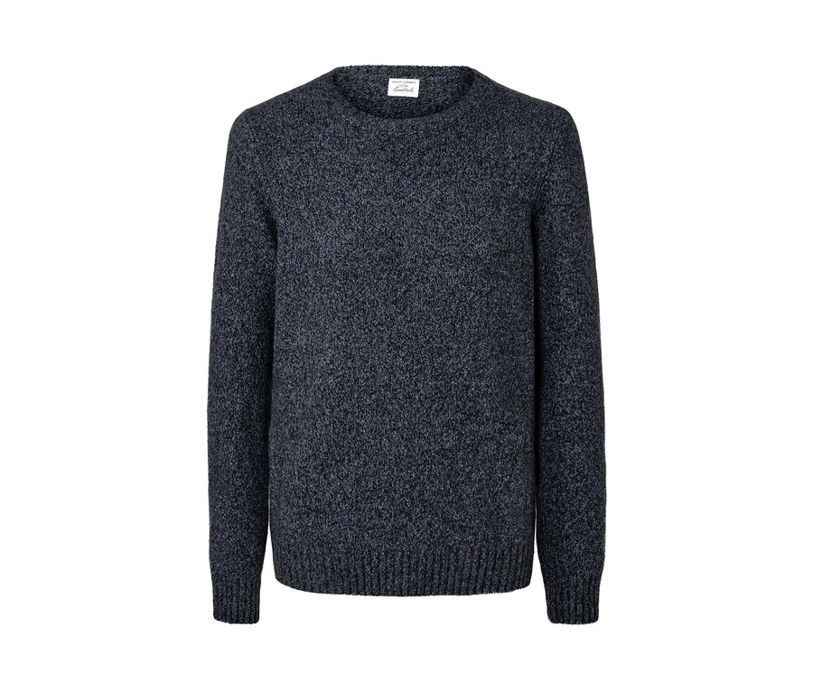 Pull en grosse maille bleu marine.