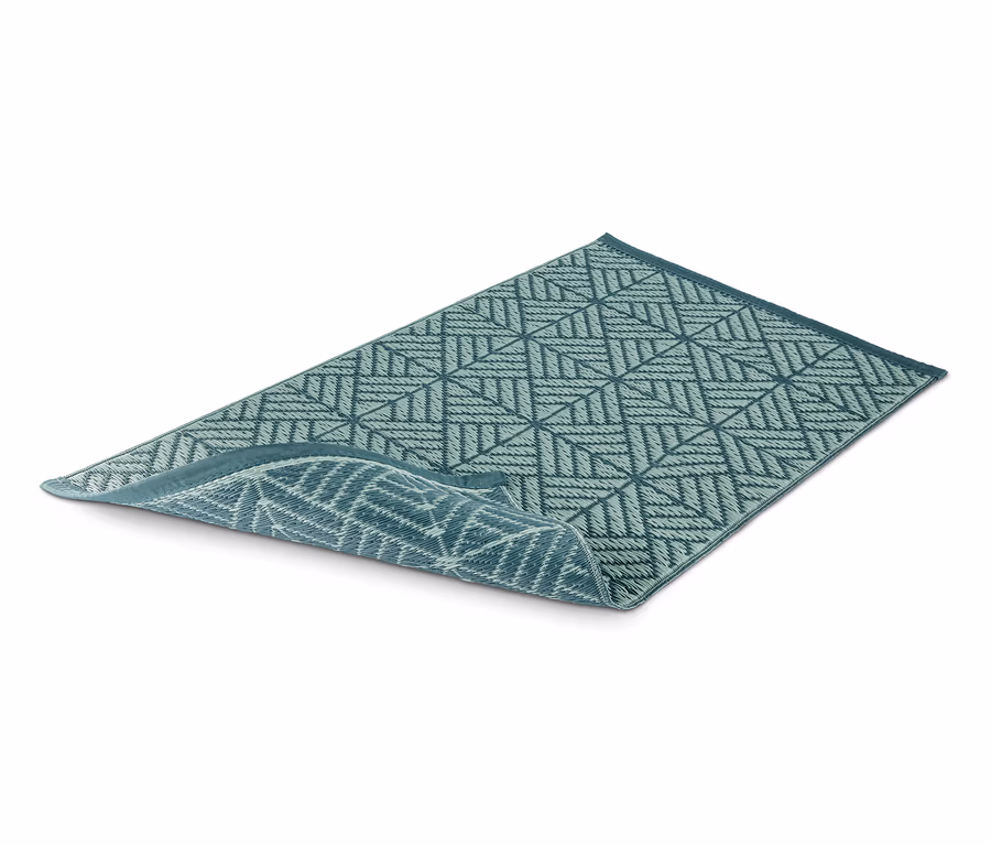 Un tapis d'extérieur vert avec un motif géométrique.