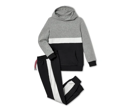 Un ensemble molletonné gris, blanc et noir, 2 pièces, est posé sur un fond blanc.