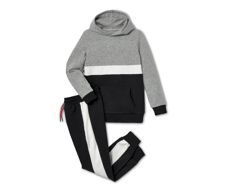Un ensemble molletonné gris, blanc et noir, 2 pièces, est posé sur un fond blanc.