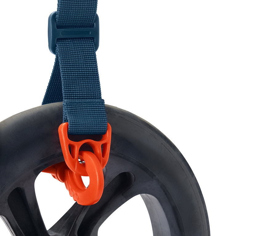 Gros plan d'une bandoulière multifonction attachée à une balançoire noire.