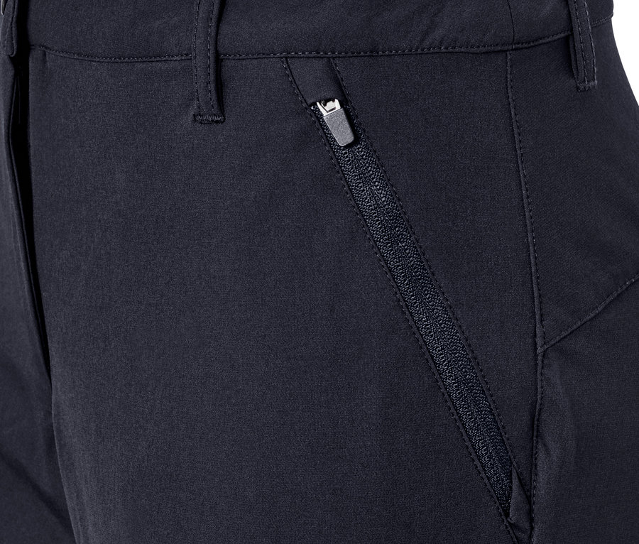 Détail d'un pantalon softshell avec une poche zippée.