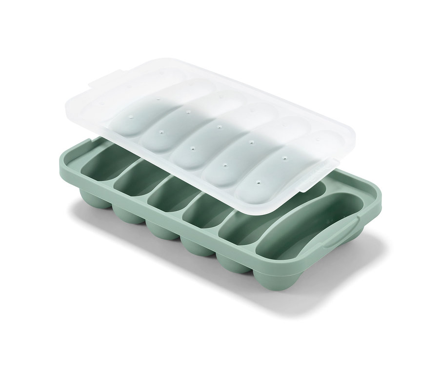 Un moule de préparation de saucisses végétariennes pour le micro-ondes avec un couvercle transparent.