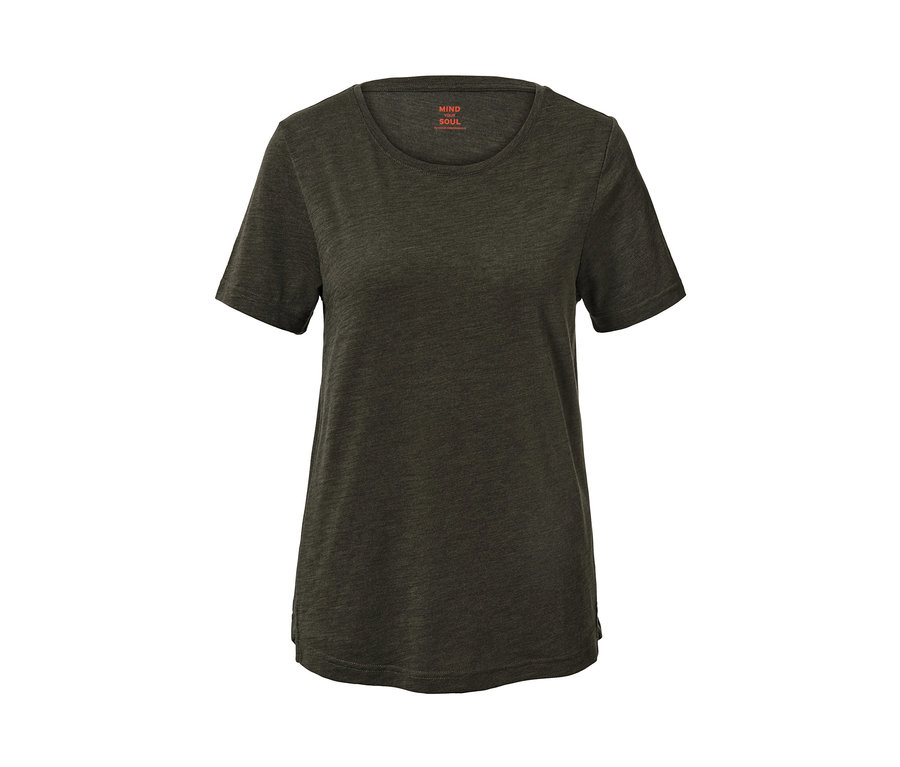 Gros plan sur un t-shirt de sport gris-vert.