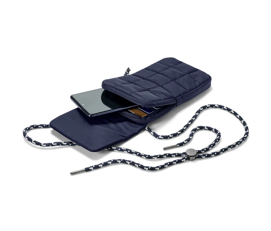 Une pochette isolante pour smartphone bleu foncé avec un téléphone et des cartes à l'intérieur.