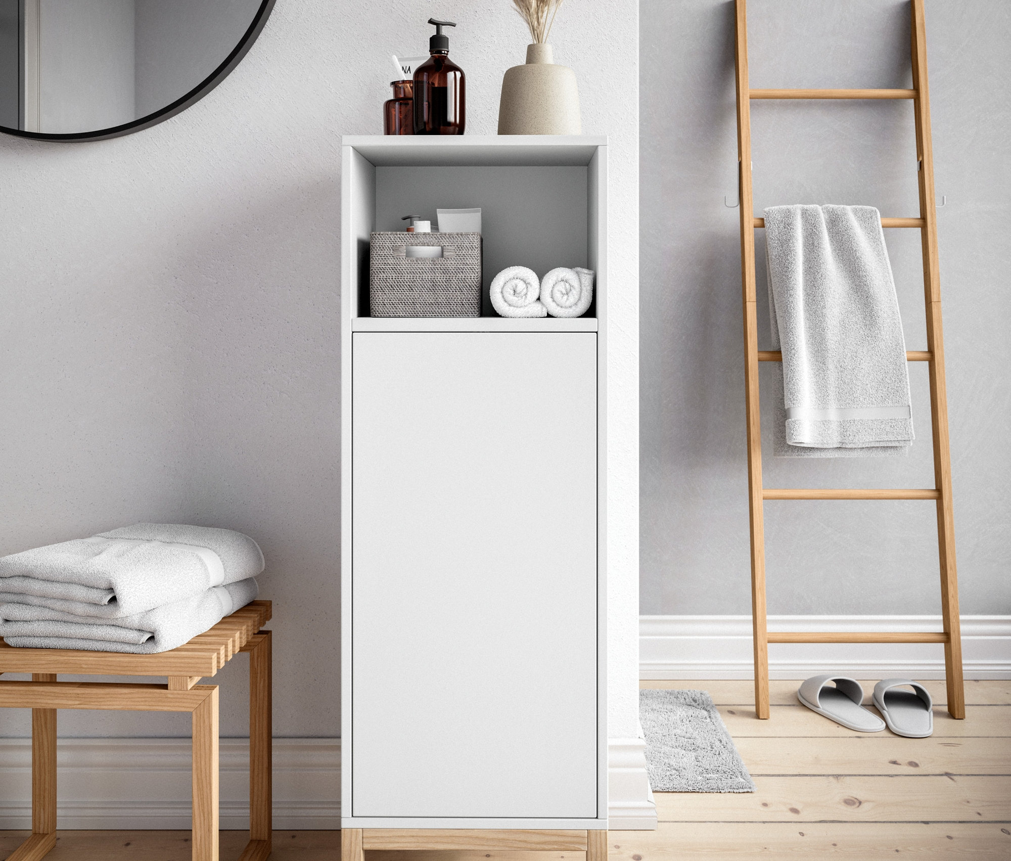 Dans la salle de bain, il y a une armoire de salle de bain et un tabouret.