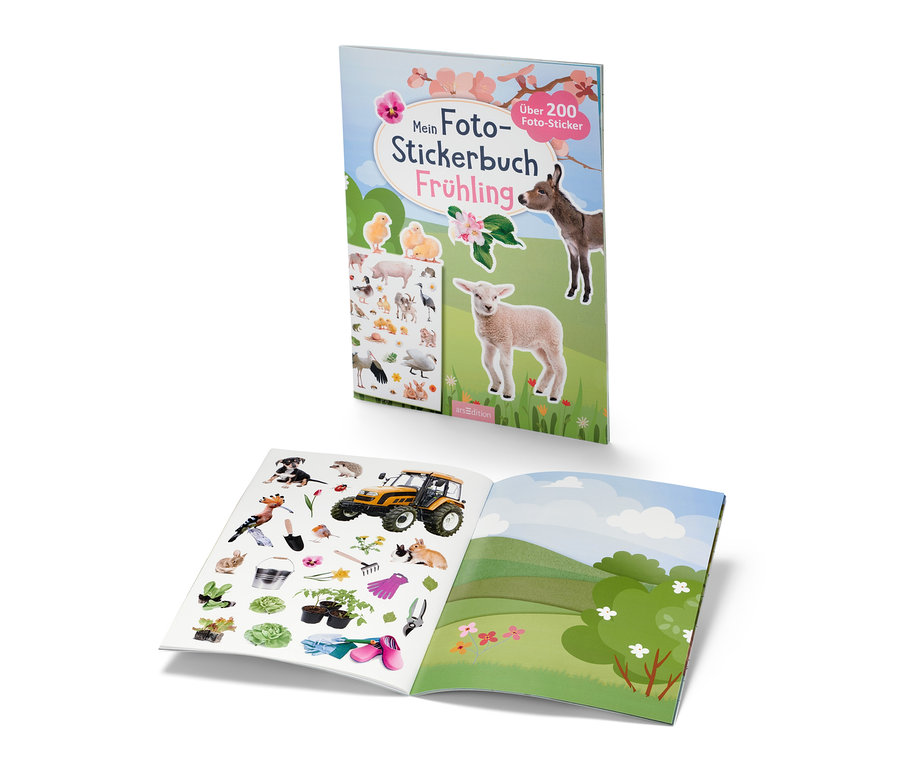 Deux livres « Mein Foto-Stickerbuch – Frühling » (en Allemand), un fermé, un ouvert avec des autocollants et des illustrations.