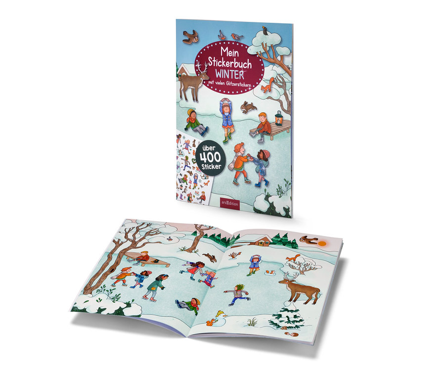 Deux livres avec des illustrations de paysages d'hiver et d'enfants jouant dans la neige. Un livre est fermé et l'autre ouvert. On peut voir « Mein Stickerbuch « Winter » (Livre d’autocollants « Hiver », en allemand) ».