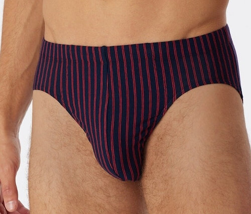 Homme portant un slip Supermini SCHIESSER bleu marine à rayures rouges.