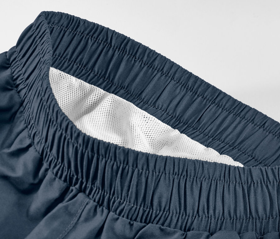 Détail d'un boardshort pour enfant, marin.