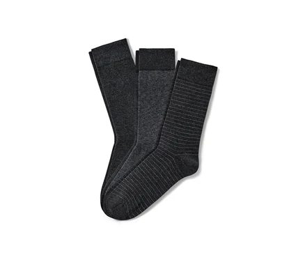 Trois paires de chaussettes anthracite sur fond blanc.