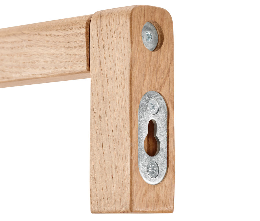 Détail d'un porte-manteau en bois.