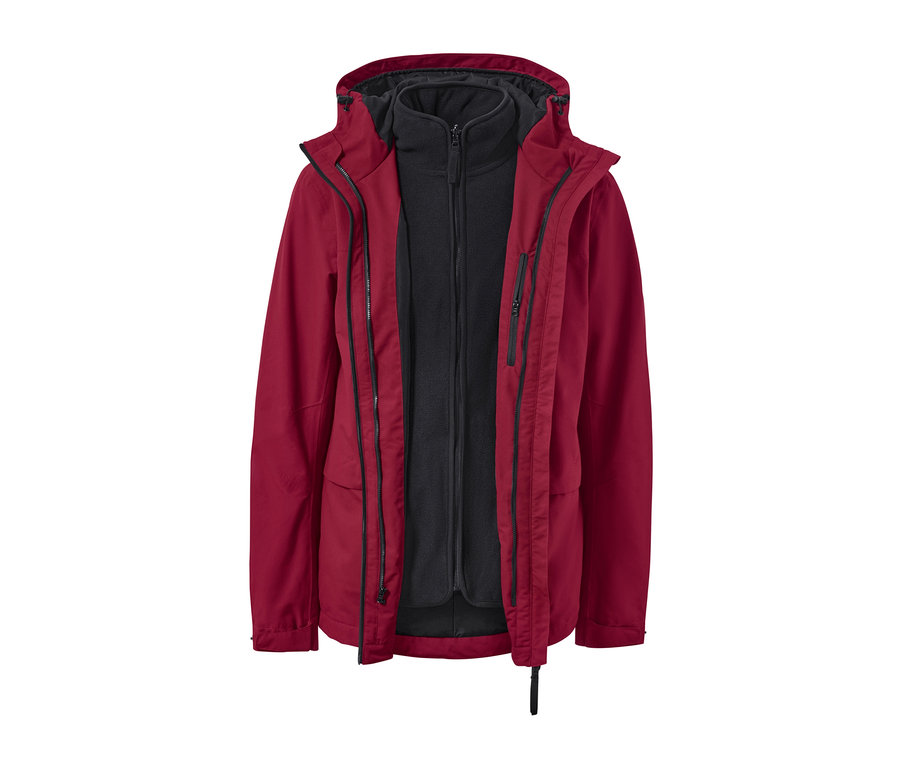 Veste d'extérieur rouge avec gilet noir.
