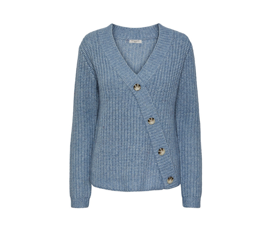 Cardigan en grosse maille bleu clair avec des boutons.