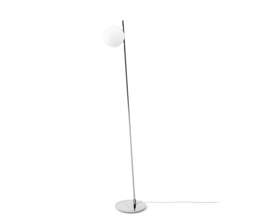 Un lampadaire en métal chromé avec un abat-jour sphérique.