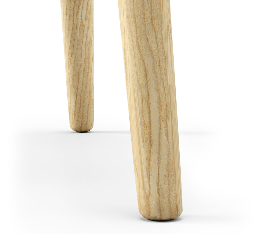 Gros plan sur deux pieds d'une chaise en bois sur un fond blanc.