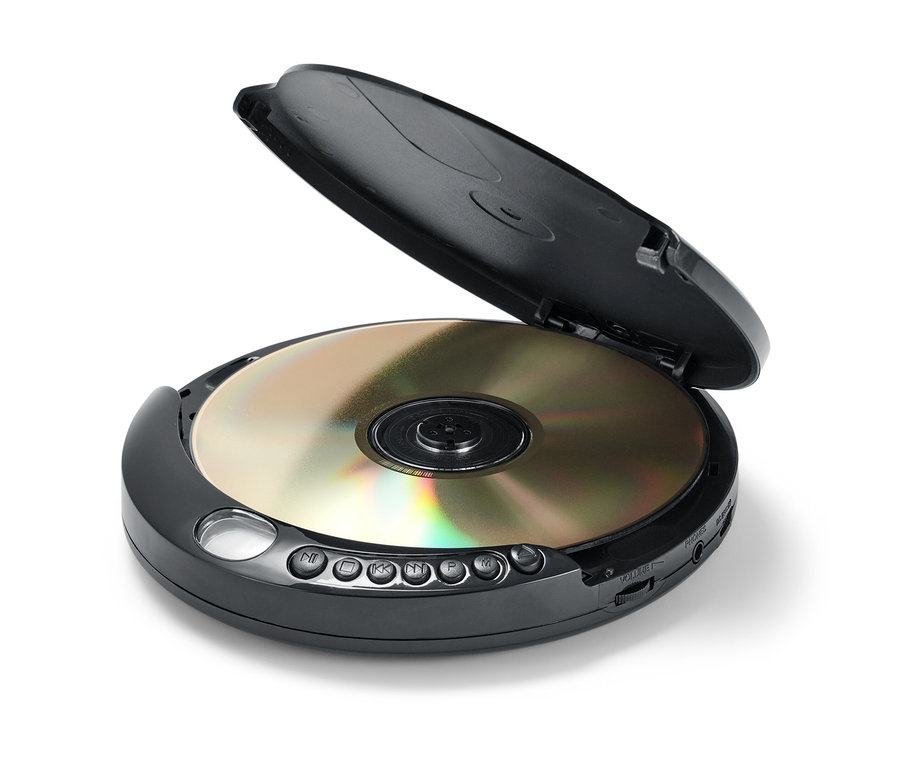 Un lecteur CD portable noir avec couvercle ouvert et un CD à l'intérieur.