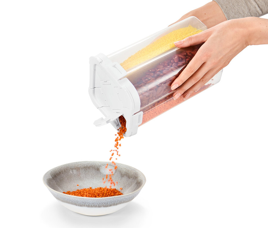 Femme versant des lentilles corail d'une boîte de rangement 4 en 1 dans un bol.