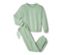Un survêtement d’intérieur vert avec un sweat-shirt et un pantalon de jogging posé sur un fond blanc.