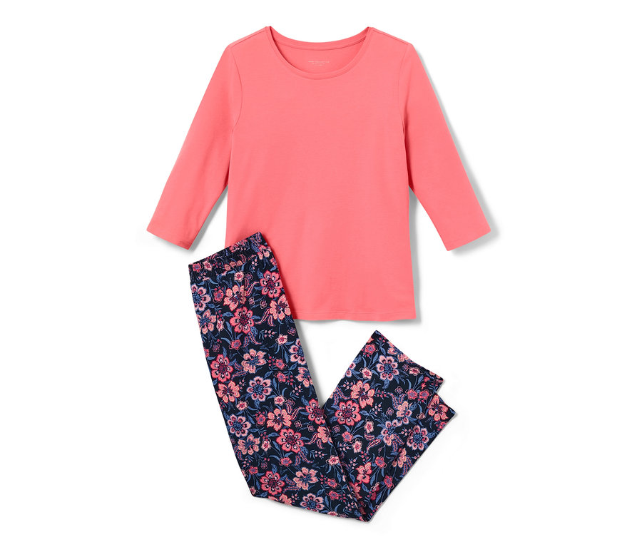 Pyjama rose avec un pantalon fleuri.