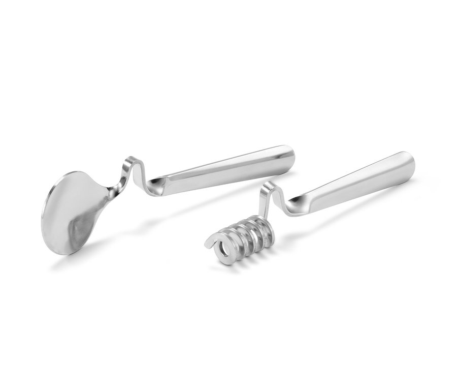 Deux cuillères à confiture et à miel sur fond blanc.