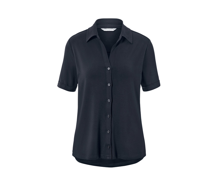 Blouse bleu foncé avec patte de boutonnage.