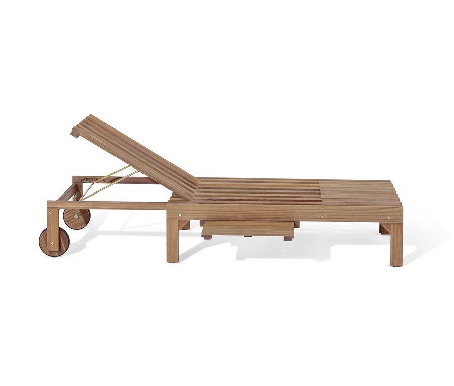 Une chaise longue extensible en bois « Tinus » avec matelas de qualité supérieure, des roues et une partie supérieure réglable.
