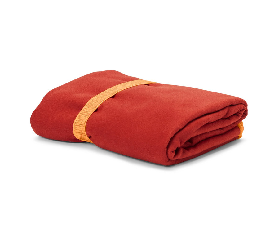 Serviette de bain d’extérieur, env. 100 x 180 cm, pliée et maintenue par un élastique orange.