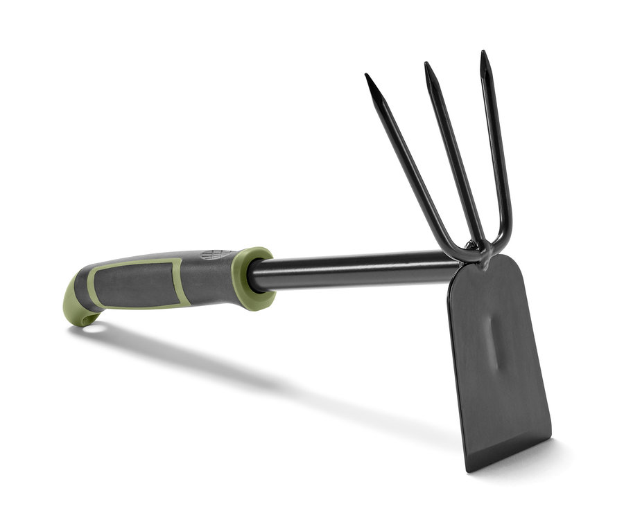 Gros plan d'une râteau-houe de jardin.