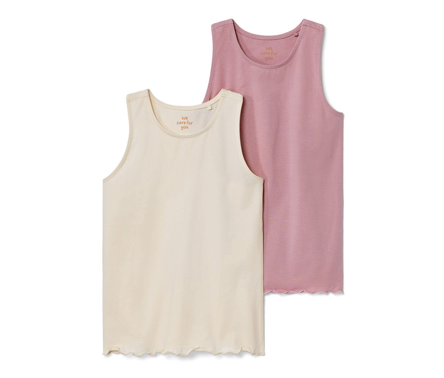Deux hauts pour enfant : un crème et un rose.