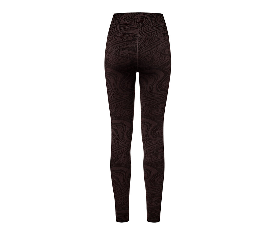 Gros plan d'un legging sans coutures avec un motif marbré marron.